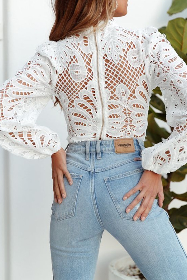 Elegante top da donna con polsini lunghi, nappe e un design sofisticato