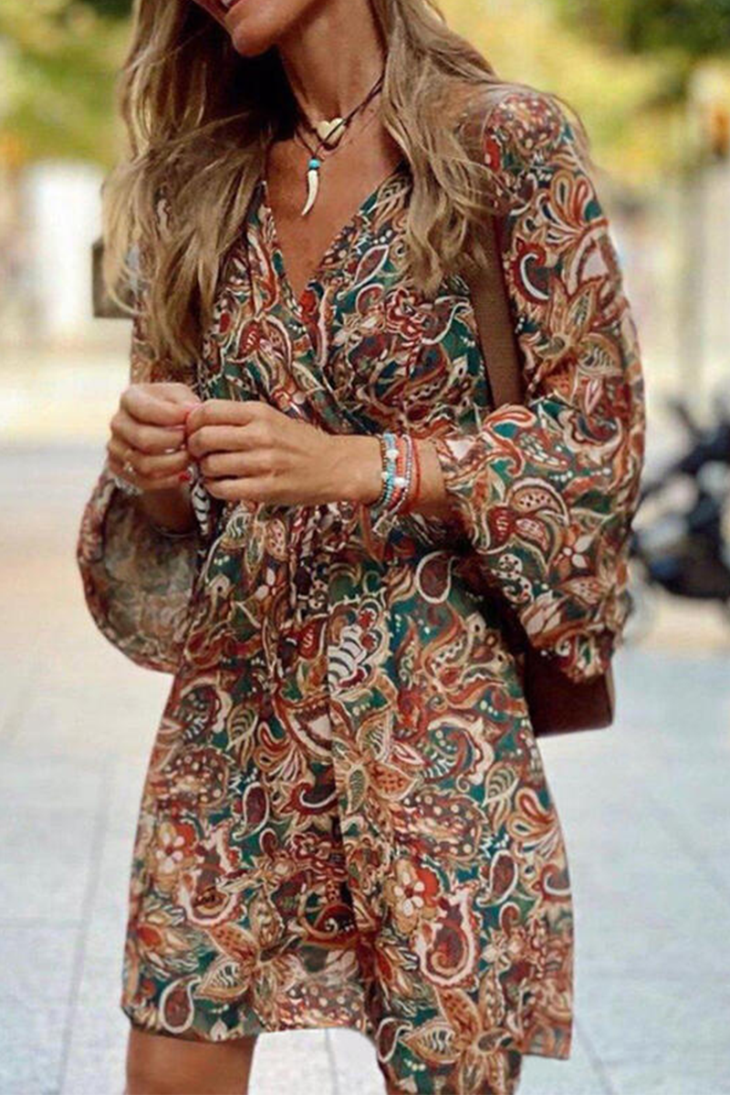 Elegante accappatoio da donna con scollatura a punta, motivo floreale e cachemire, che arriva a metà polpaccio con lussuosi polsini