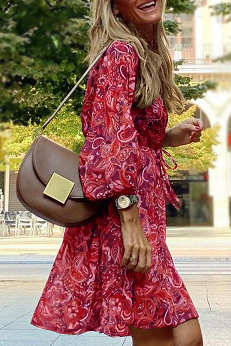 Elegante accappatoio da donna con scollatura a punta, motivo floreale e cachemire, che arriva a metà polpaccio con lussuosi polsini