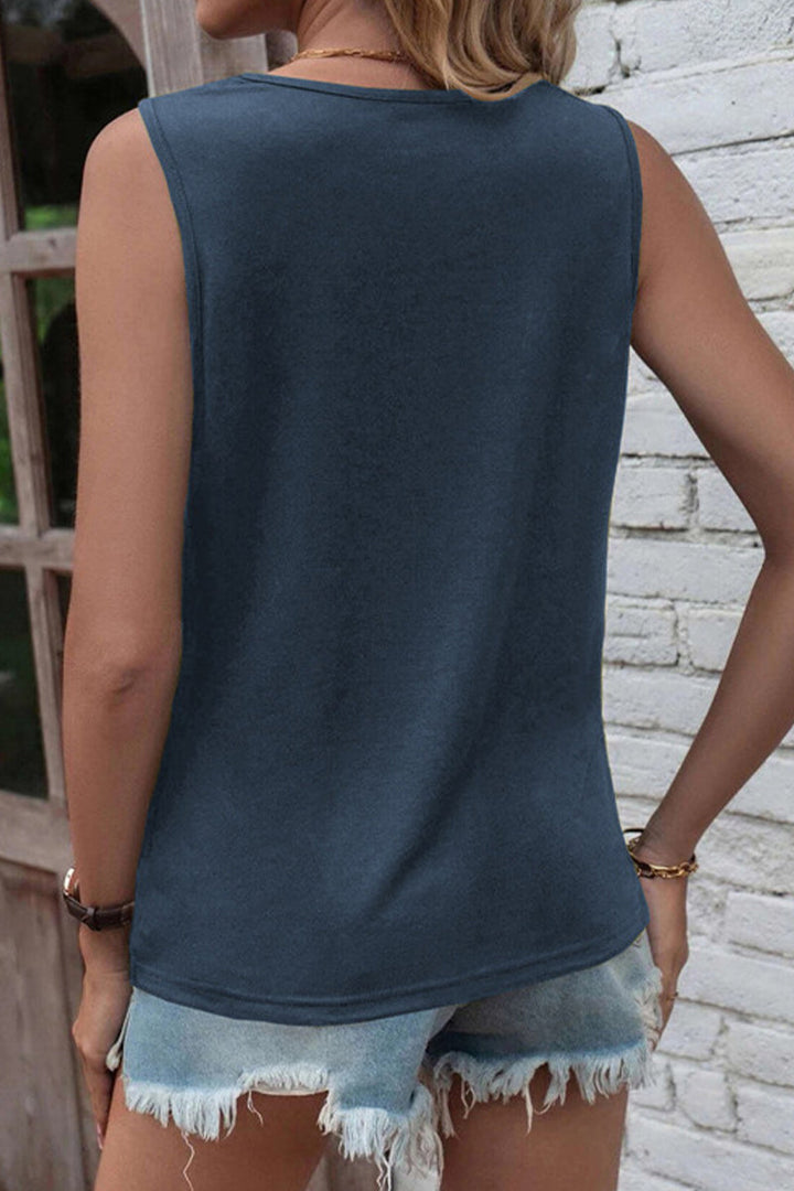 Camicetta da donna alla moda con alta scollatura rozmanica, colletto rotondo ed eleganti decorazioni