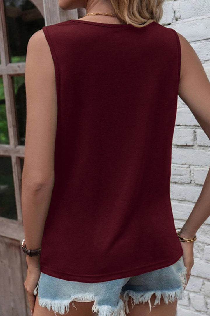 Camicetta da donna alla moda con alta scollatura rozmanica, colletto rotondo ed eleganti decorazioni