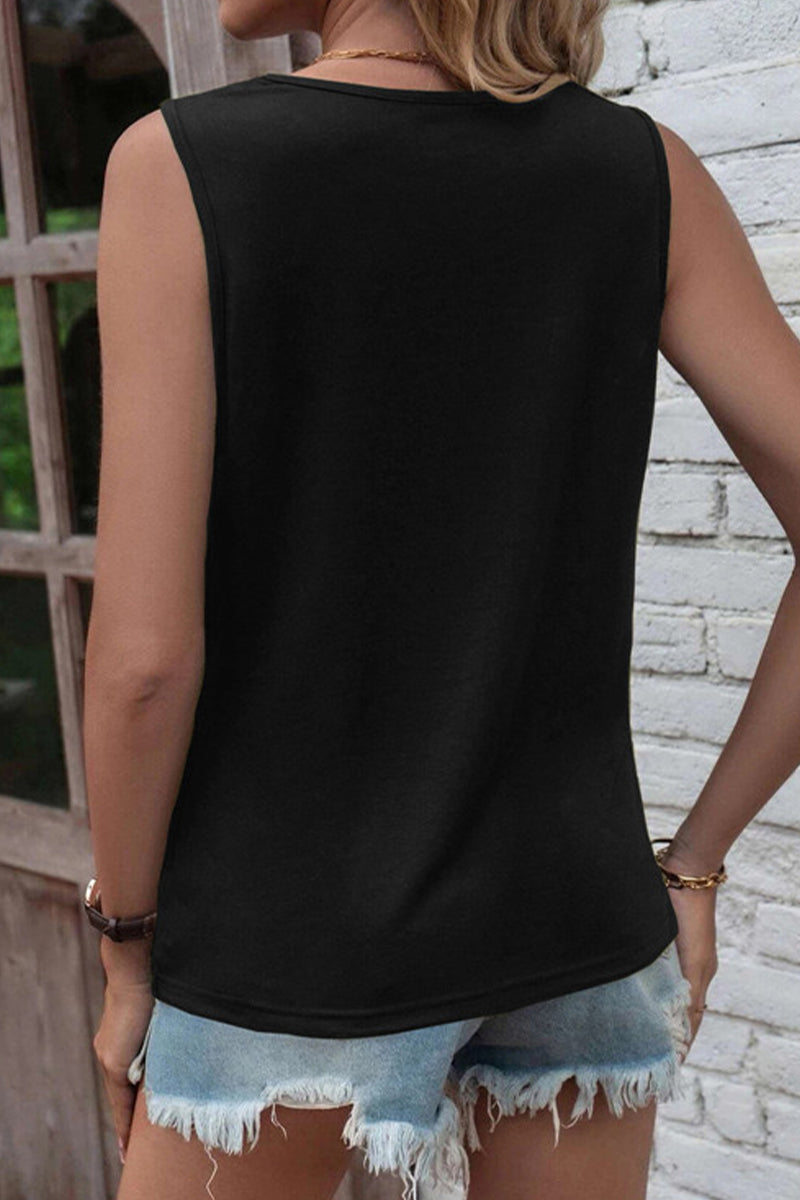 Camicetta da donna alla moda con alta scollatura rozmanica, colletto rotondo ed eleganti decorazioni