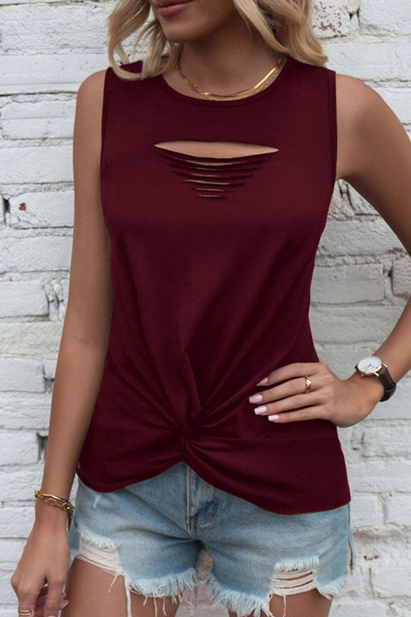 Camicetta da donna alla moda con alta scollatura rozmanica, colletto rotondo ed eleganti decorazioni