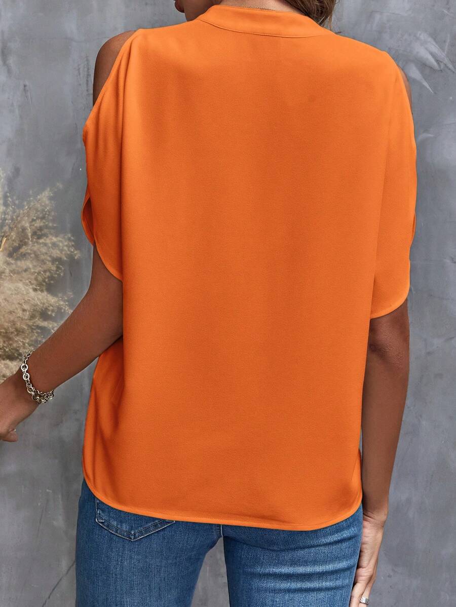 Elegante camicetta con scollo a V e maniche corte svasate alla moda