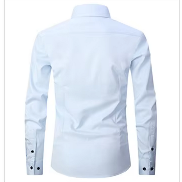 Camisa maschile slim fit di manga lunga con bottoni a contrasto per un look moderno ed elegante