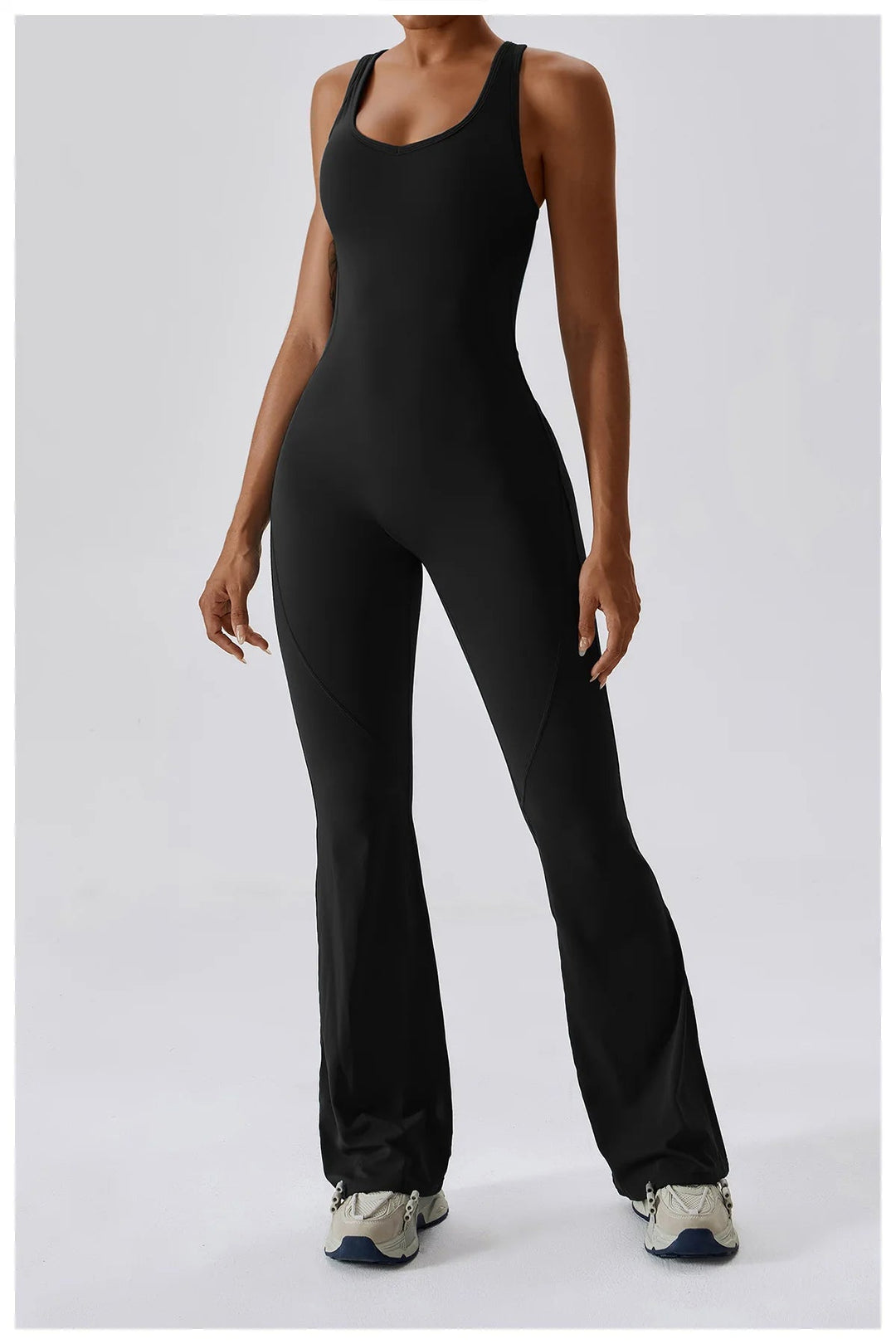 Seducente tuta sportiva da donna con scollo a punta: una combinazione di comfort ed eleganza per ogni occasione!