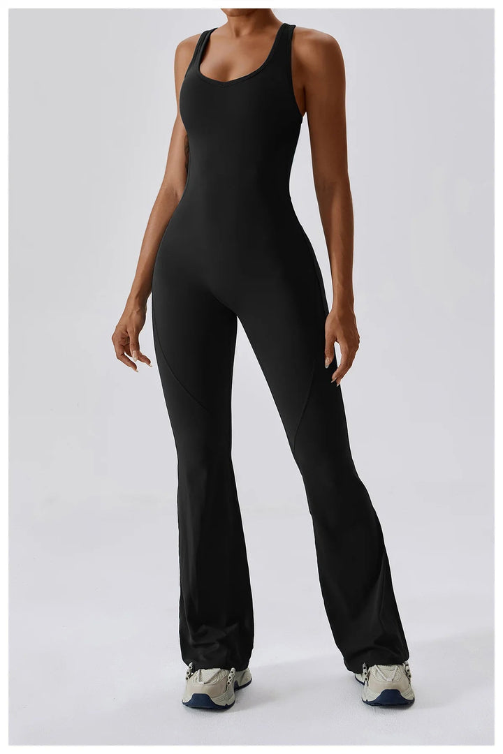Seducente tuta sportiva da donna con scollo a punta: una combinazione di comfort ed eleganza per ogni occasione!