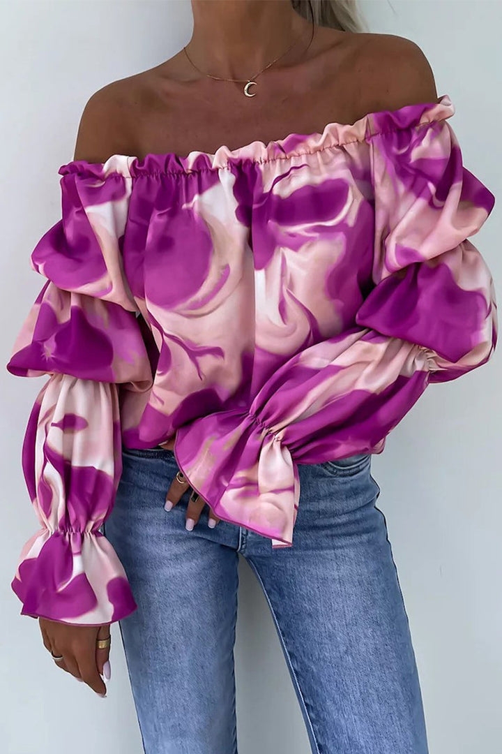 Camicetta da donna alla moda con romantico scollo svasato ed elegante scollatura ampia