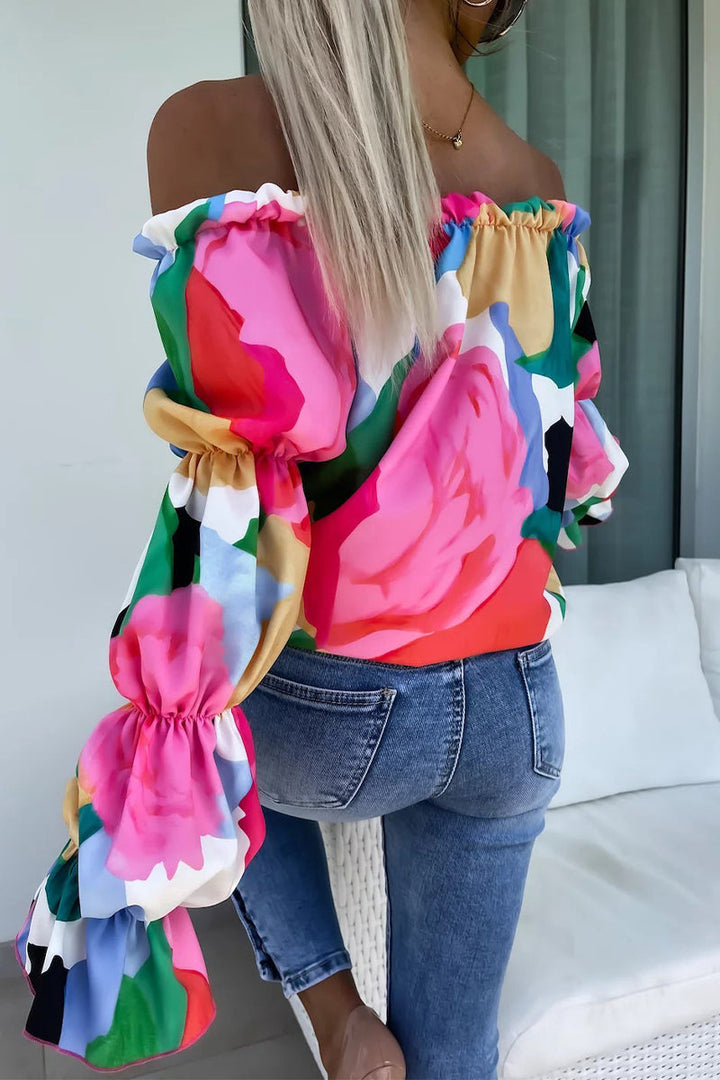 Camicetta da donna alla moda con romantico scollo svasato ed elegante scollatura ampia