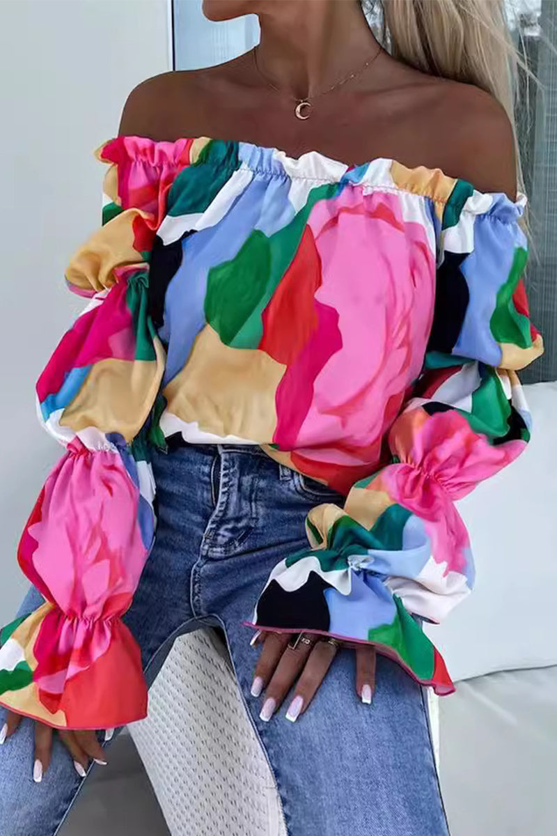 Camicetta da donna alla moda con romantico scollo svasato ed elegante scollatura ampia