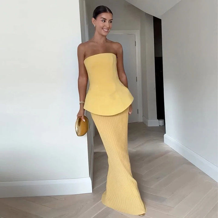 Elegante combinazione di top senza spalline e gonna a pieghe alla moda