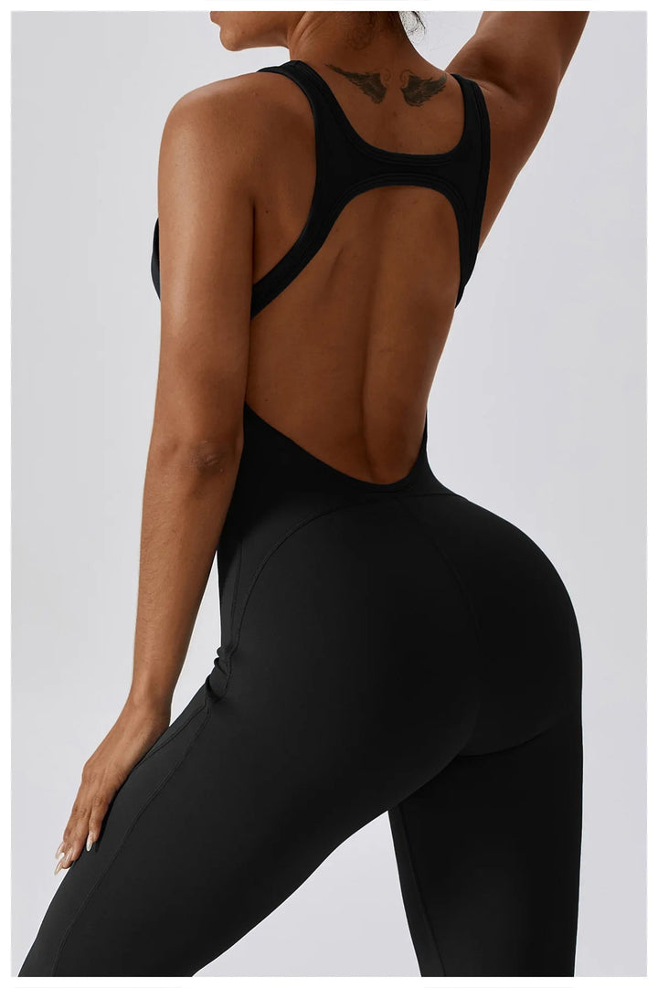 Seducente tuta sportiva da donna con scollo a punta: una combinazione di comfort ed eleganza per ogni occasione!