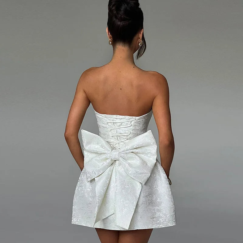 Sylenne - Elegante abito in jacquard con una seducente schiena aperta per un look unico ed elegante