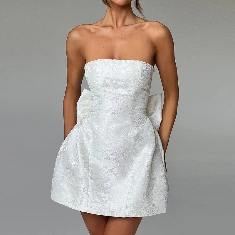 Sylenne - Elegante abito in jacquard con una seducente schiena aperta per un look unico ed elegante