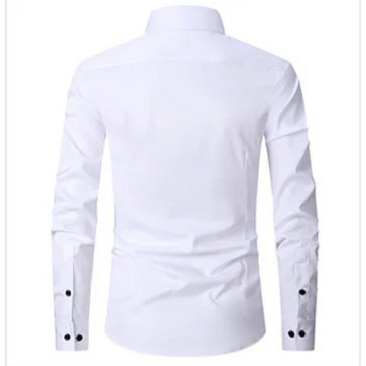 Elegante abito da uomo slim fit con lunghe frange e copertura in pelle per un compleanno elegante.
