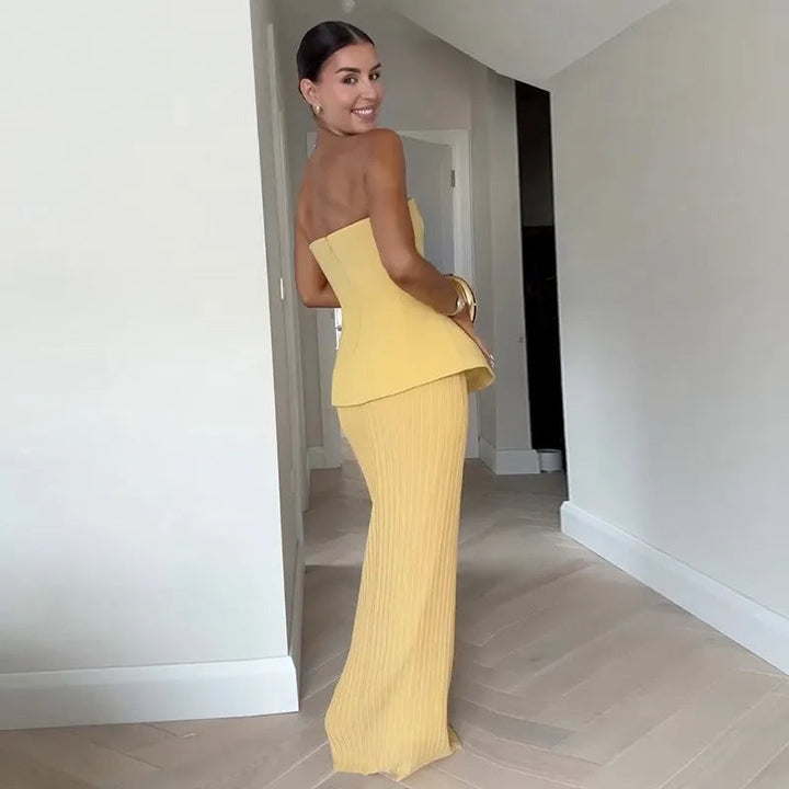 Elegante combinazione di top senza spalline e gonna a pieghe alla moda