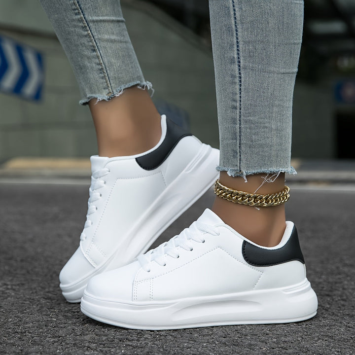 Scarpe da ginnastica femminili bianche in finto cuoio e confortevoli