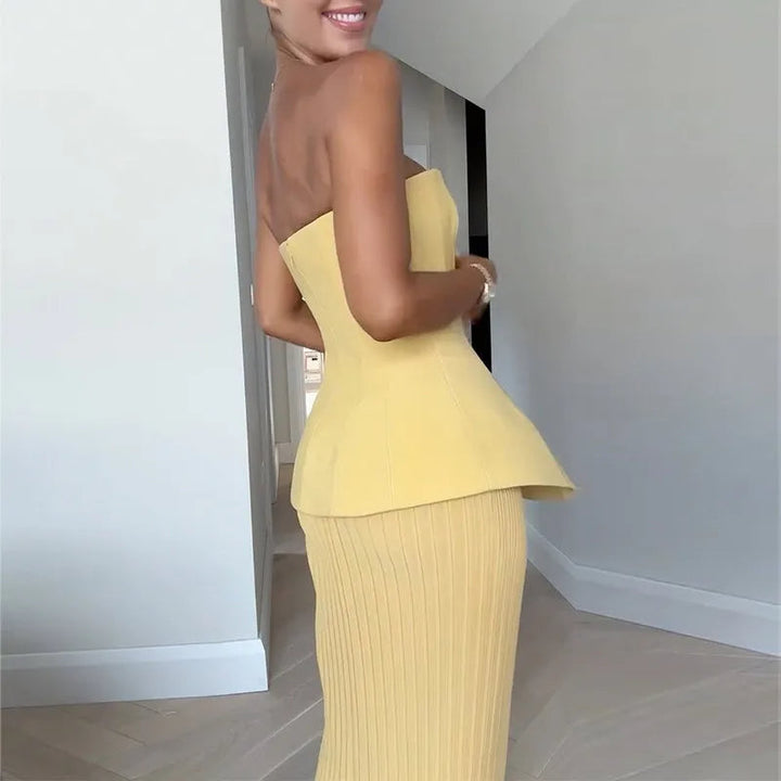 Elegante combinazione di top senza spalline e gonna a pieghe alla moda