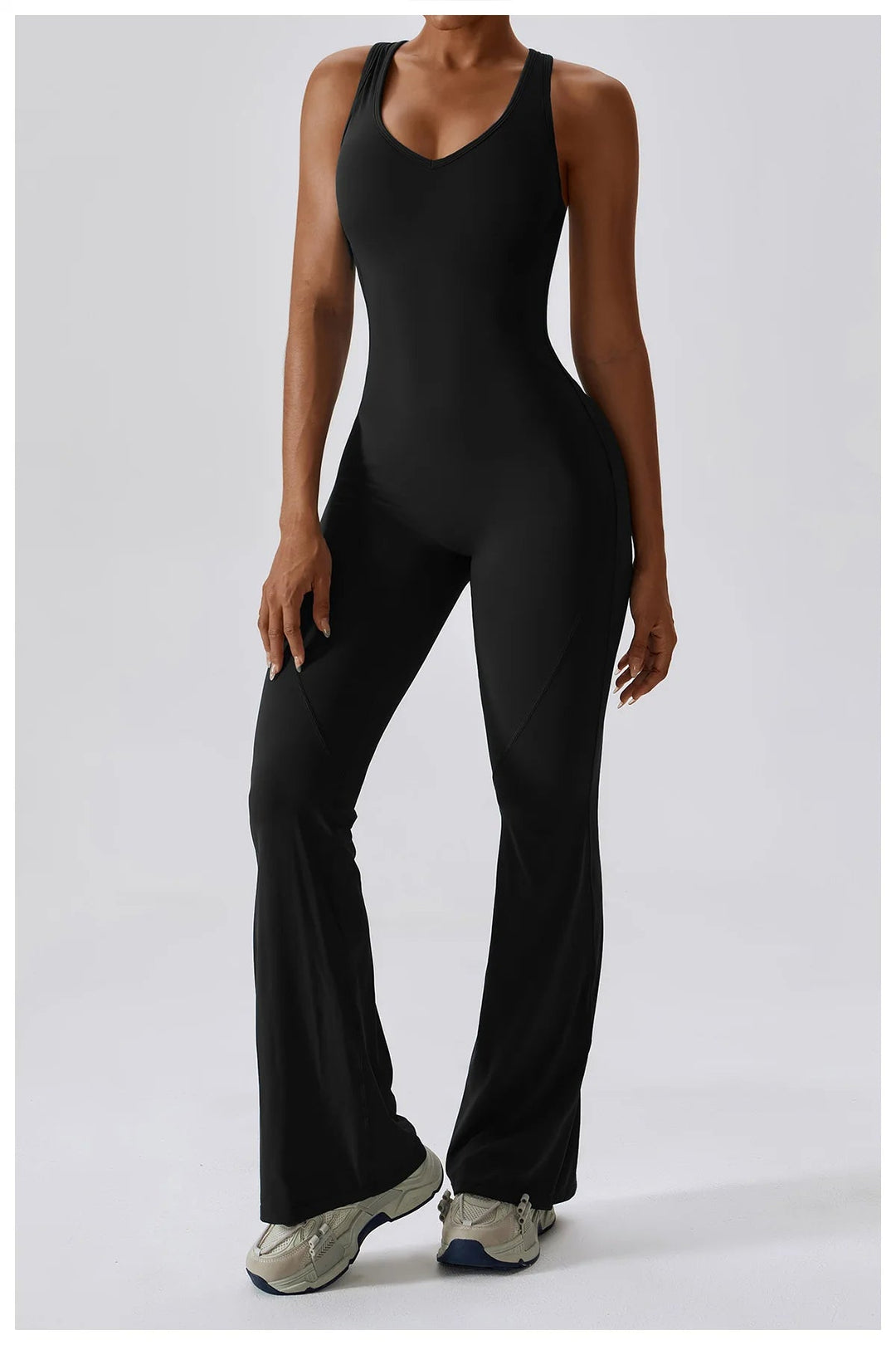 Seducente tuta sportiva da donna con scollo a punta: una combinazione di comfort ed eleganza per ogni occasione!