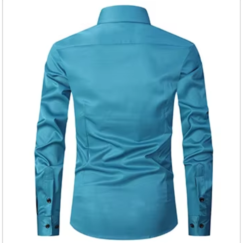 Camisa maschile slim fit di manga lunga con bottoni a contrasto per un look moderno ed elegante