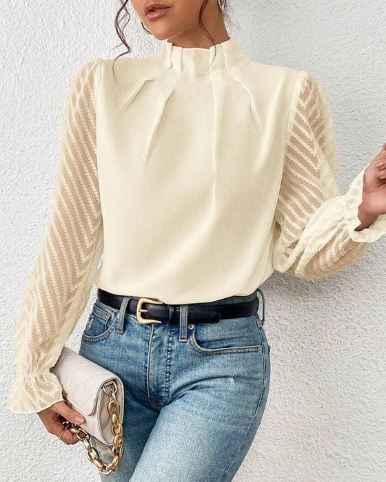 Elegante blusa femminile in chiffon con collo alto e taglio a pieghe con polsini trasparenti