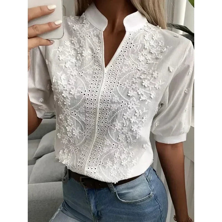 Camicetta estiva bianca Amelune con eleganti ricami e sottile scollatura a V: un look rinfrescante ed elegante
