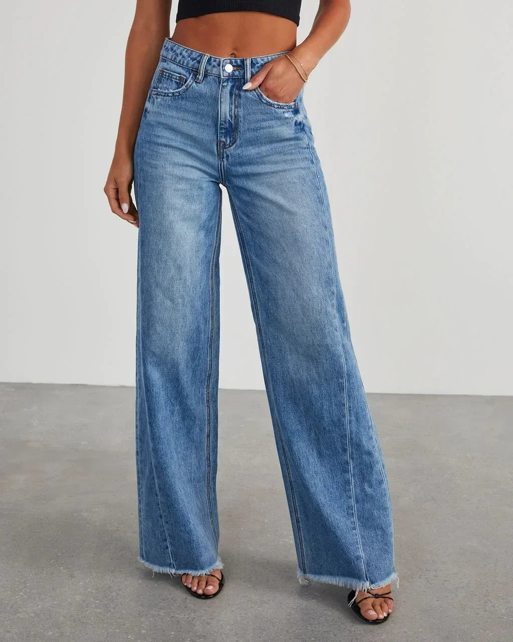 Niva - Jeans comodi con vestibilità ampia e fondo sfrangiato alla moda per le donne