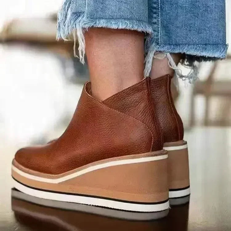 Eleganti stivaletti con tacco a zeppa - il look perfetto per ogni occasione