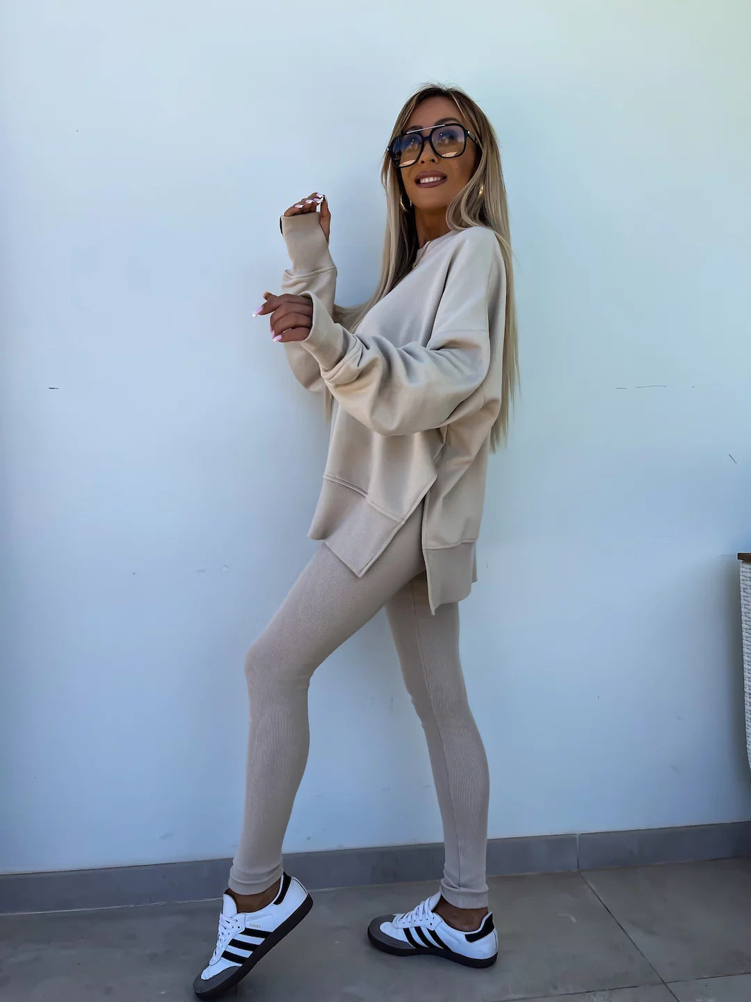 Comodo set lounge con felpa con cappuccio alla moda e pantaloni coordinati - perfetto per rilassarsi