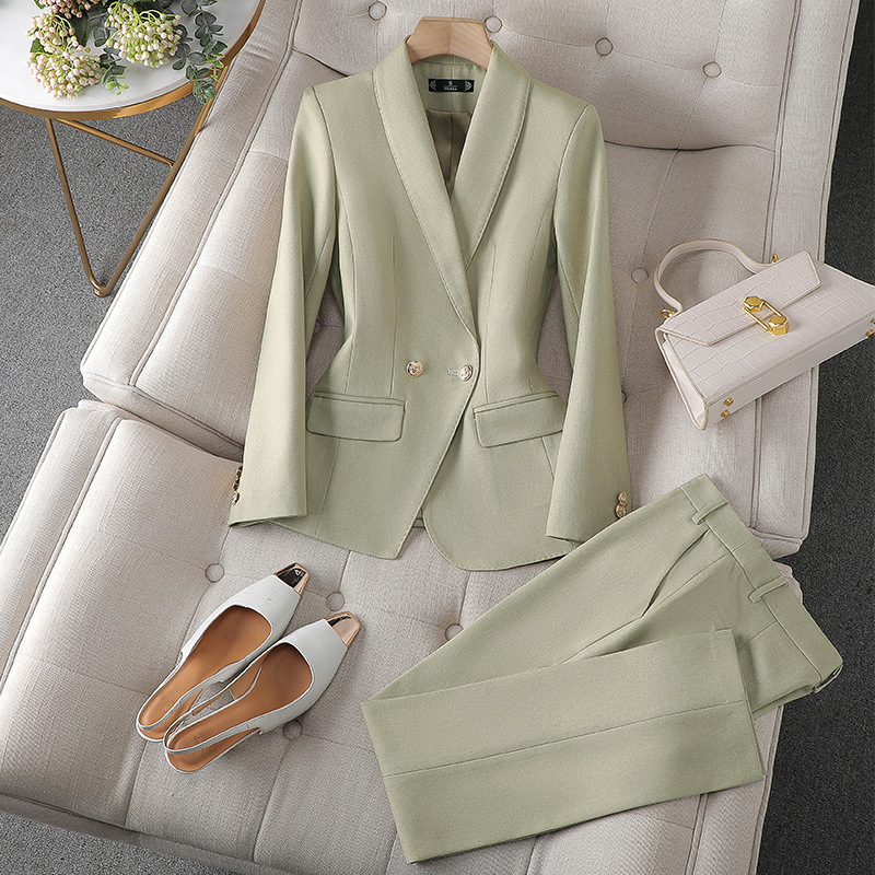 Elegante completo da donna con giacca e pantaloni in tessuto tweed di lusso