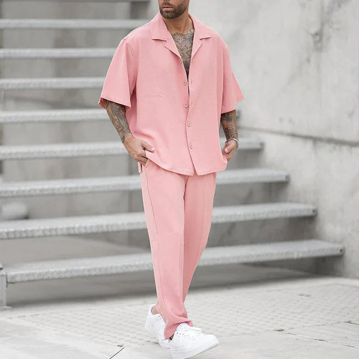 Set da uomo con maglietta ampia e pantaloni eleganti - comfort e stile in un unico prodotto