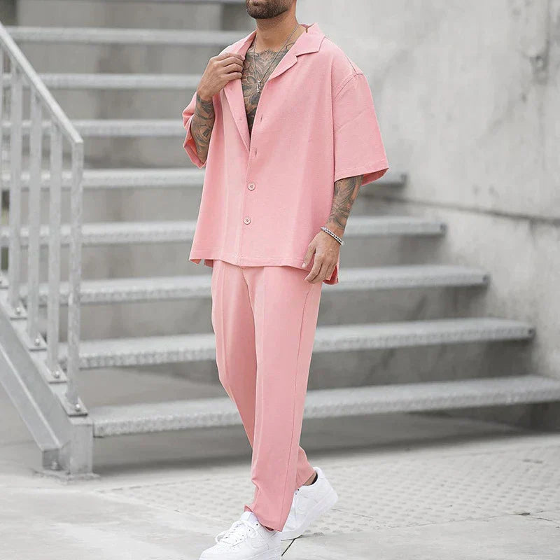 Set da uomo con maglietta ampia e pantaloni eleganti - comfort e stile in un unico prodotto