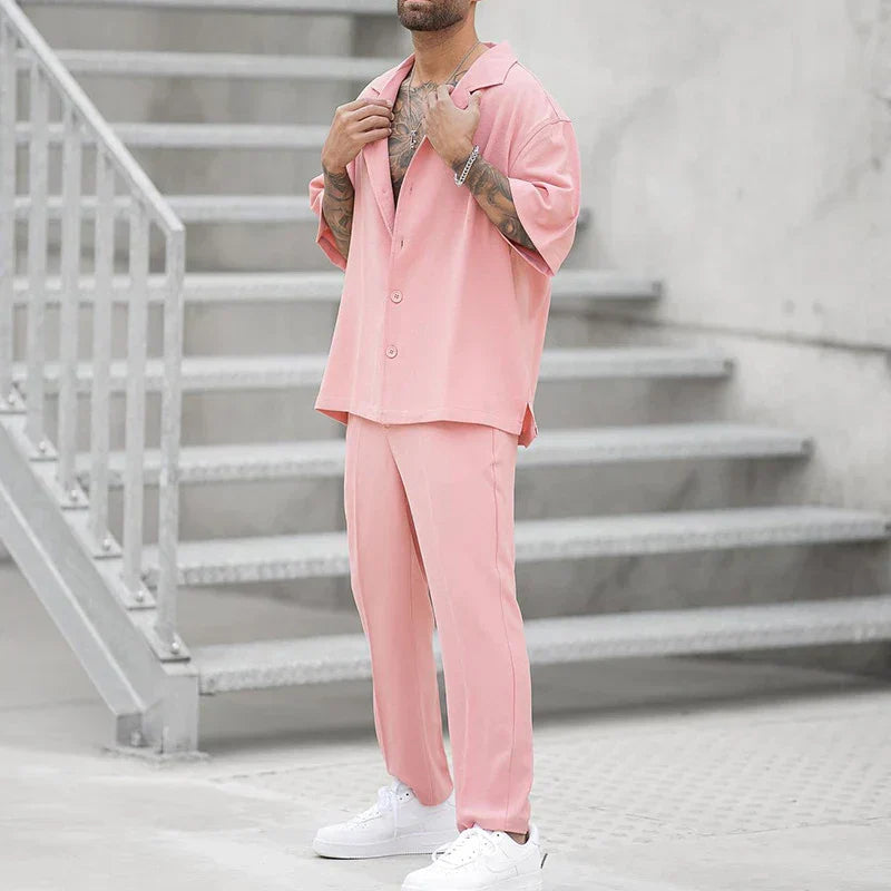 Set da uomo con maglietta ampia e pantaloni eleganti - comfort e stile in un unico prodotto