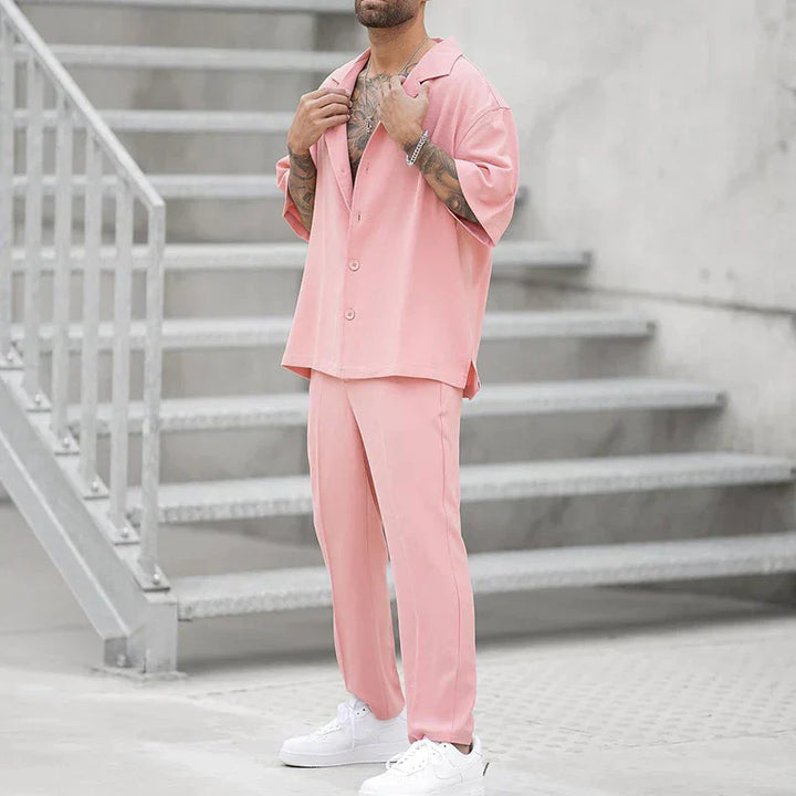 Set da uomo con maglietta ampia e pantaloni eleganti - comfort e stile in un unico prodotto