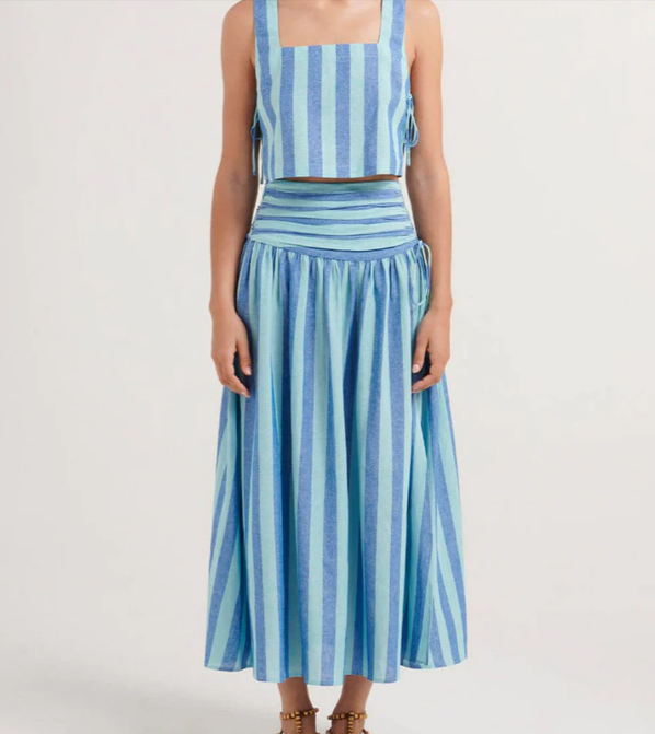 Elegante set da donna in due pezzi: elegante top senza polsini e abito midi di tendenza con delicate trasparenze