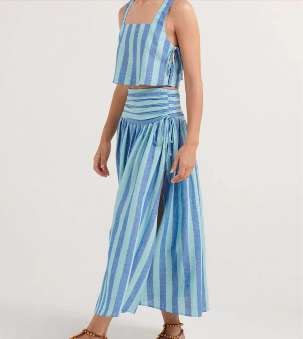 Elegante set da donna in due pezzi: elegante top senza polsini e abito midi di tendenza con delicate trasparenze