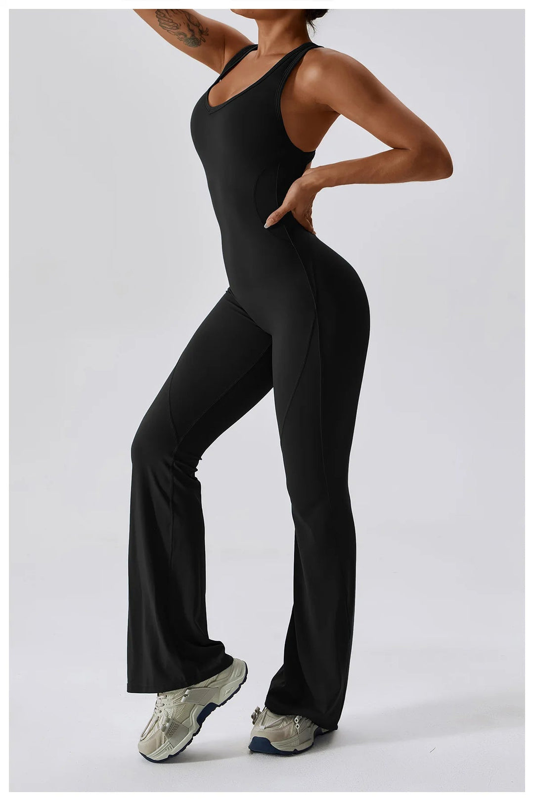 Seducente tuta sportiva da donna con scollo a punta: una combinazione di comfort ed eleganza per ogni occasione!