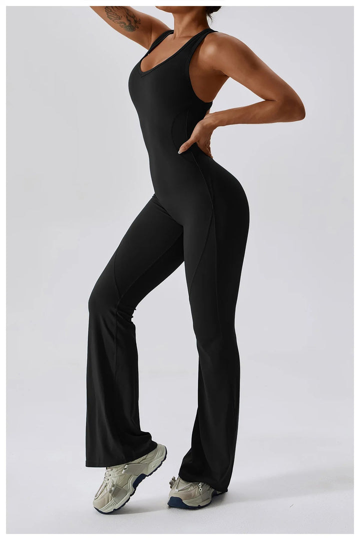 Seducente tuta sportiva da donna con scollo a punta: una combinazione di comfort ed eleganza per ogni occasione!