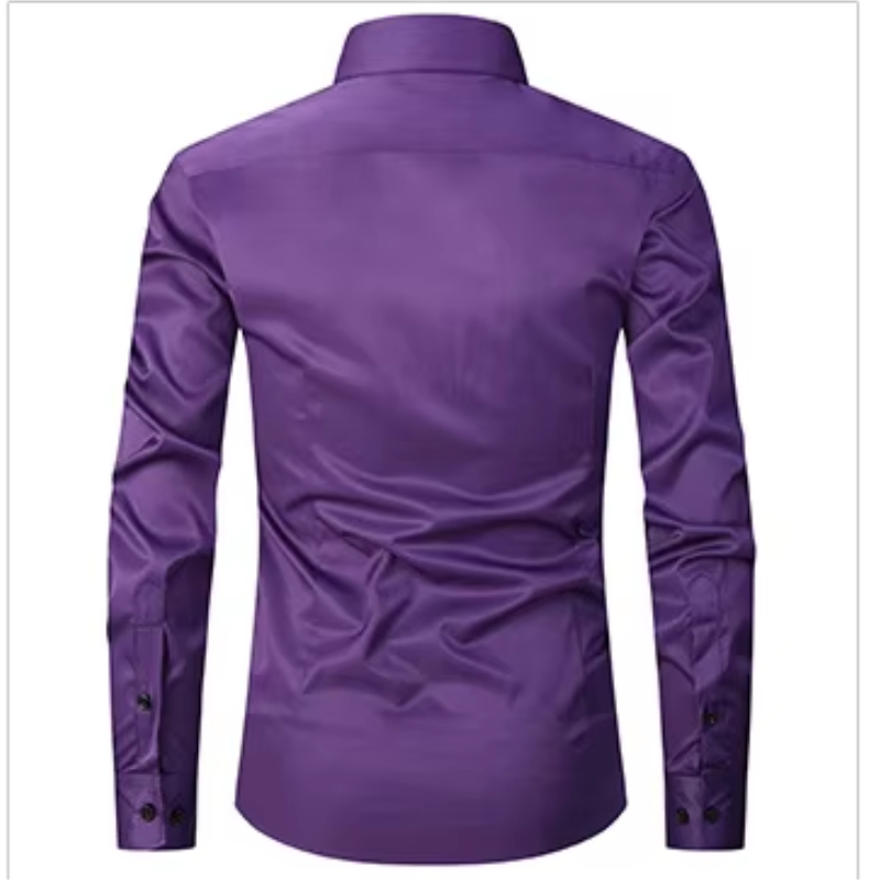 Camisa maschile slim fit di manga lunga con bottoni a contrasto per un look moderno ed elegante