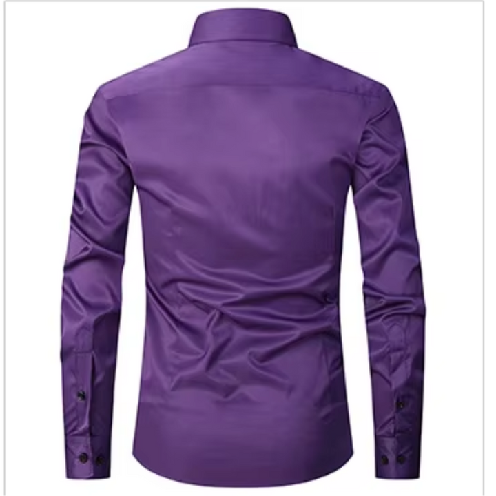 Camisa maschile slim fit di manga lunga con bottoni a contrasto per un look moderno ed elegante