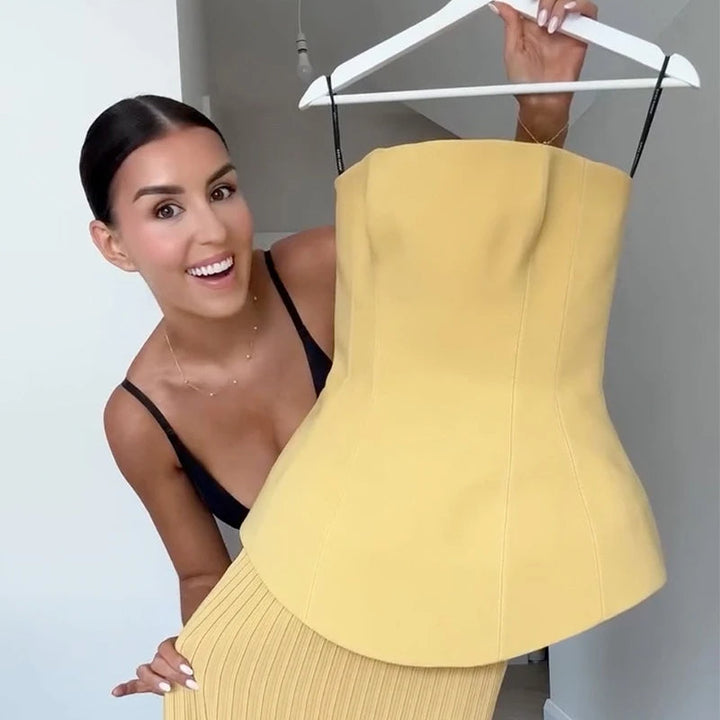 Elegante combinazione di top senza spalline e gonna a pieghe alla moda
