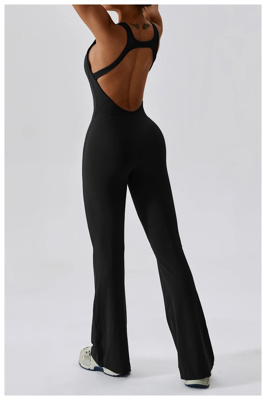 Seducente tuta sportiva da donna con scollo a punta: una combinazione di comfort ed eleganza per ogni occasione!