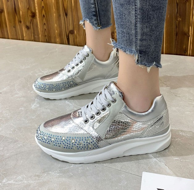 Scarpe da ginnastica sportive da donna con accenti di cristallo e un'elegante texture in pelle di serpente - comoda chiusura con lacci per essere indossate tutto il giorno