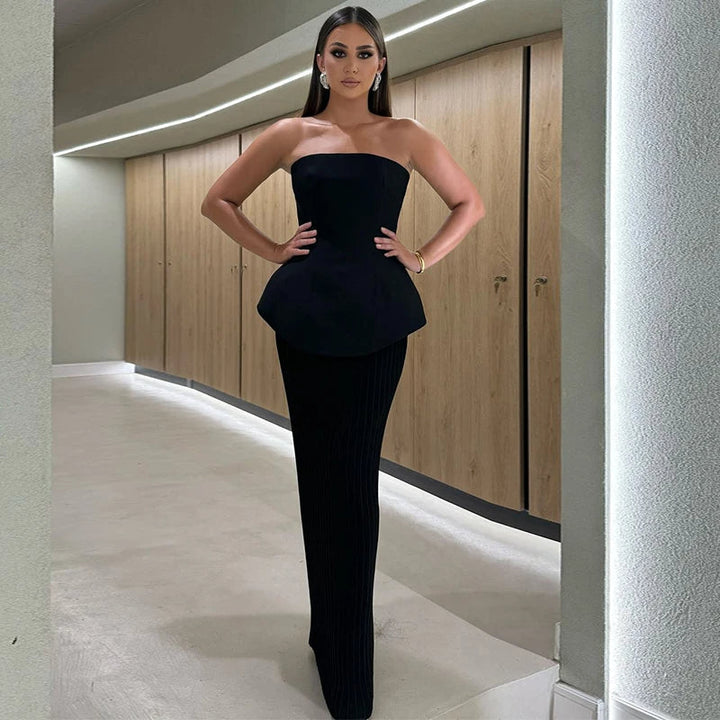 Elegante combinazione di top senza spalline e gonna a pieghe alla moda