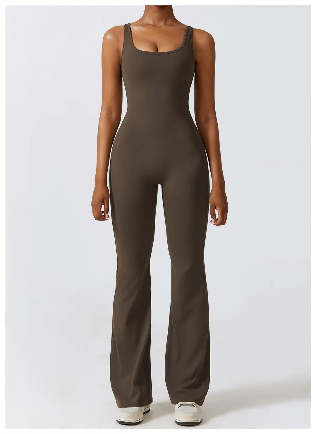 Seducente tuta sportiva da donna con scollo a punta: una combinazione di comfort ed eleganza per ogni occasione!