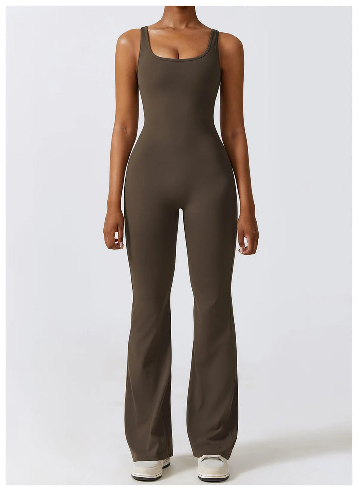 Seducente tuta sportiva da donna con scollo a punta: una combinazione di comfort ed eleganza per ogni occasione!