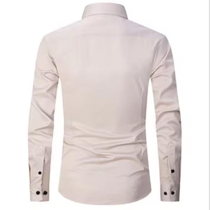 Camisa maschile slim fit di manga lunga con bottoni a contrasto per un look moderno ed elegante