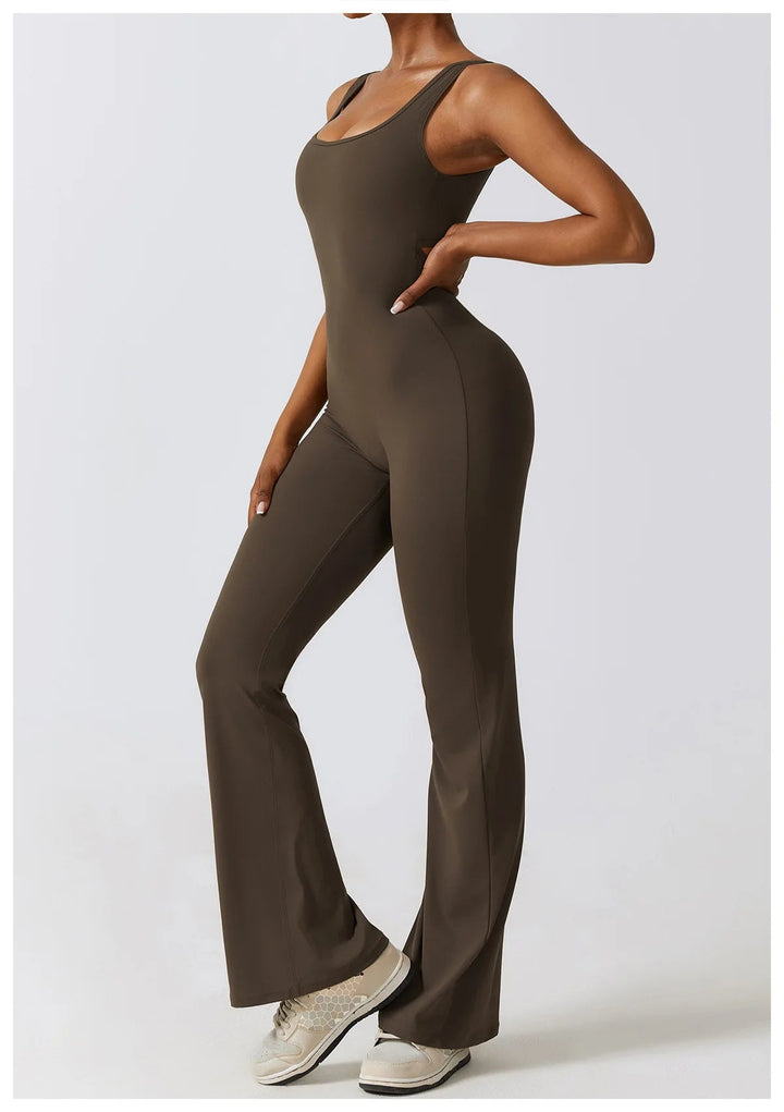 Seducente tuta sportiva da donna con scollo a punta: una combinazione di comfort ed eleganza per ogni occasione!