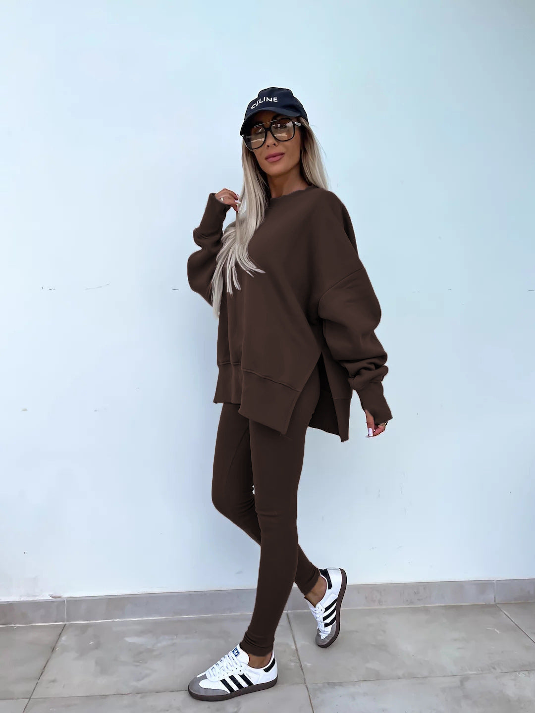 Comodo set lounge con felpa con cappuccio alla moda e pantaloni coordinati - perfetto per rilassarsi