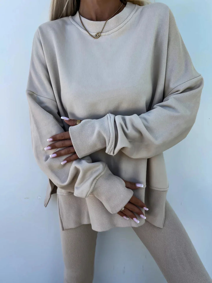 Comodo set lounge con felpa con cappuccio alla moda e pantaloni coordinati - perfetto per rilassarsi